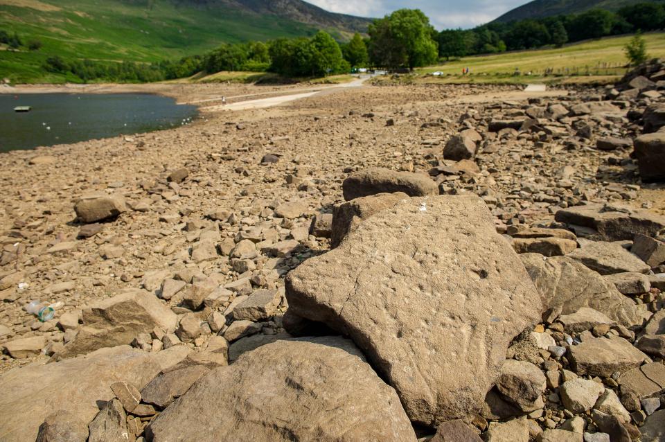  Cracking up... Dovestone Reservoir in Saddleworth, Greater Manchester, this afternoon