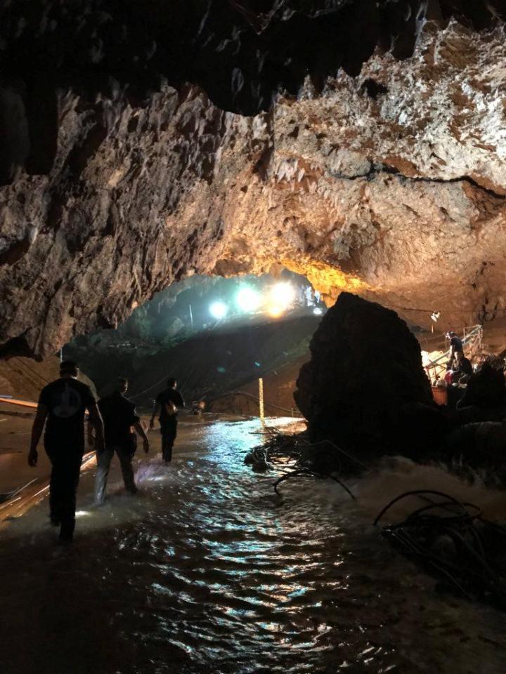  Rescue workers rushed to the cave's exit after water pumps failed towards the end of the rescue mission