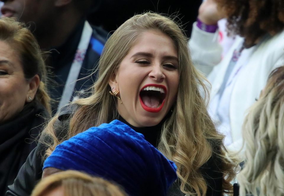  Paul Pogba's partner did not look nervous before the match started in Russia