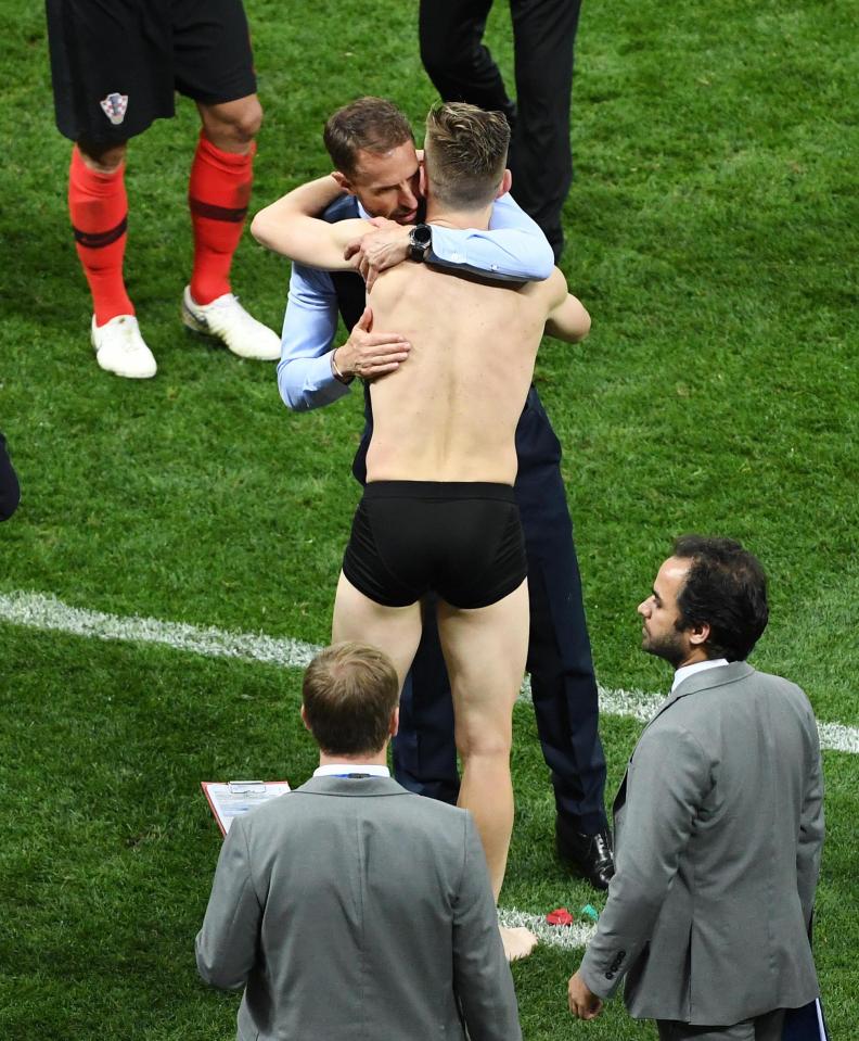  Gareth Southgate congratulates Ivan Rakitic after Croatia came from behind to win