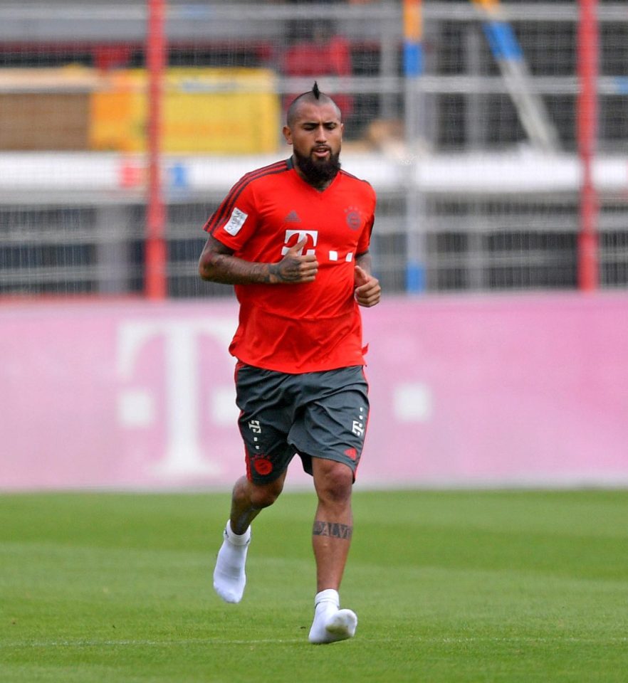  Arturo Vidal could join Chelsea or Manchester United after returning from knee surgery