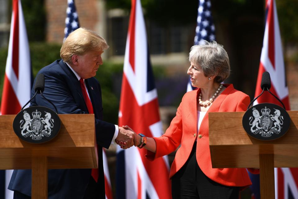  Donald Trump heaped praise on Theresa May but urged her to make sure her Brexit deal lets Britain strike a trade agreement with the US