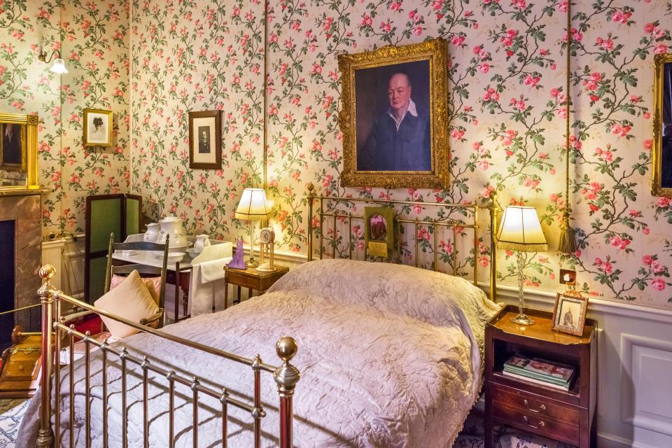  Bedroom in which Sir Winston Churchill was born at Blenheim Palace