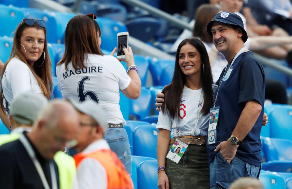  Fern Hawkins posed for a selfie with a fan