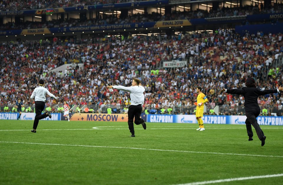  Play was momentarily halted following the incident in the 52nd minute