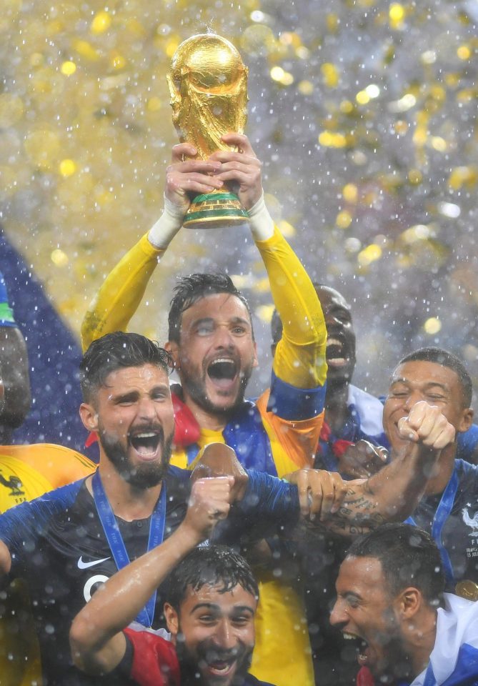  Hugo Lloris lifted the World Cup trophy after the 4-2 win