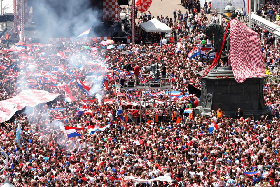  Tens of thousands of Croatians have gathered in central Zagreb to welcome home the squad