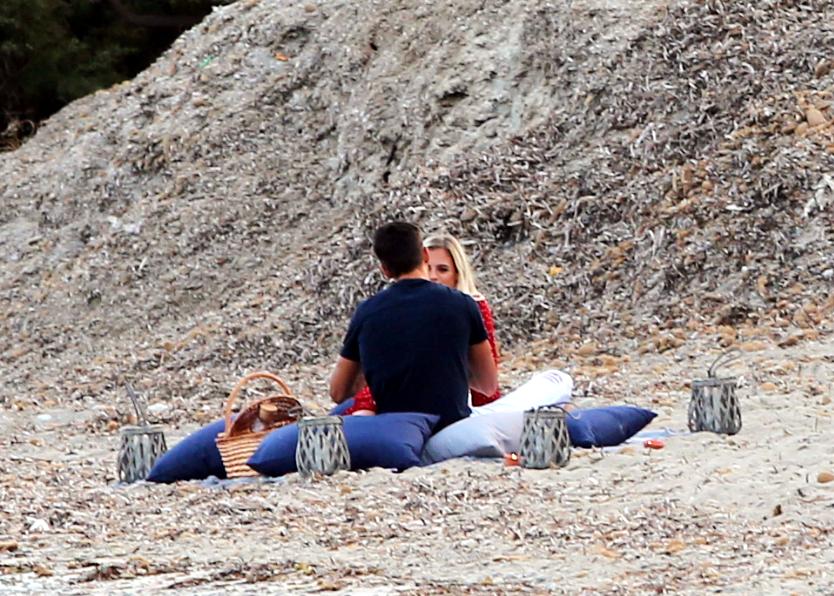  And kept their distance when they sat down to enjoy a picnic together