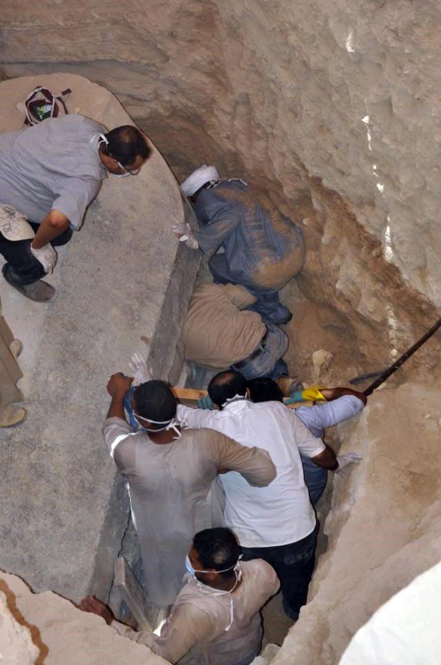  Archaeologists reach the bottom of the tomb