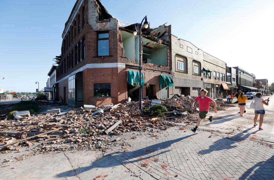  Buildings in Iowa have been flattened by a flurry of tornadoes that swept the state