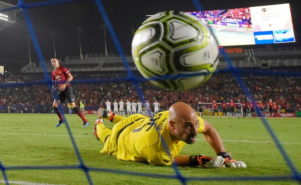  Ander Herrera puts his spot-kick past Pepe Reina