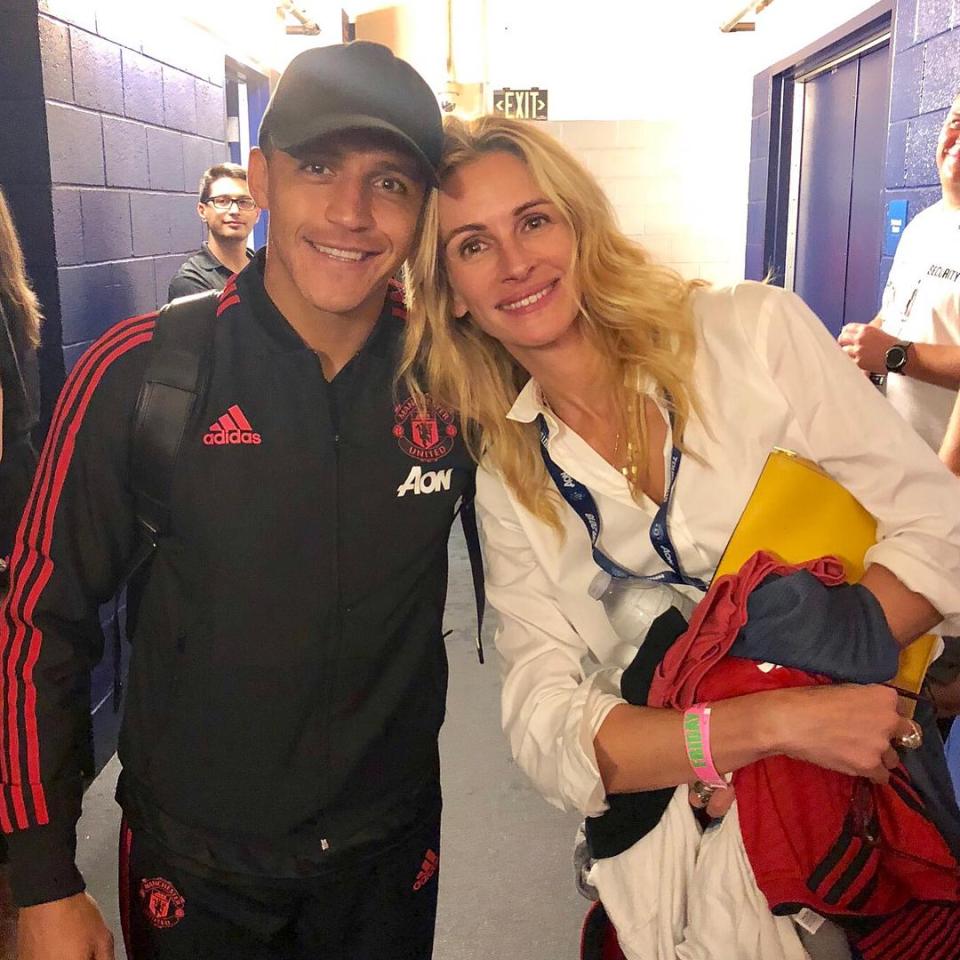  Julia Roberts leaned in for a photo with Manchester United star Alexis Sanchez