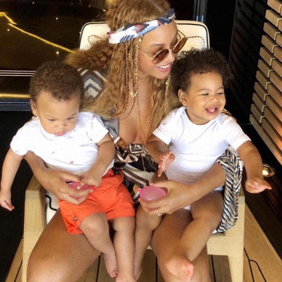  Beyonce snuggled up with twins Sir and Rumi