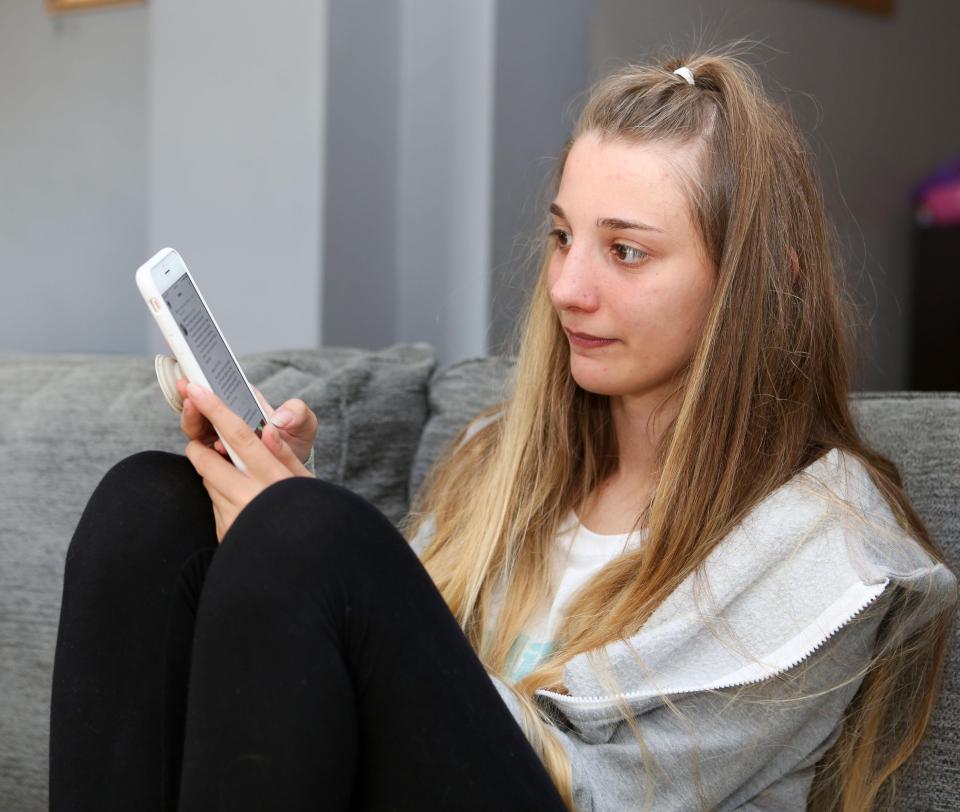  Jess Simpson, 16, says she was asked to 'sneak out' of her family's hotel room to meet Chris