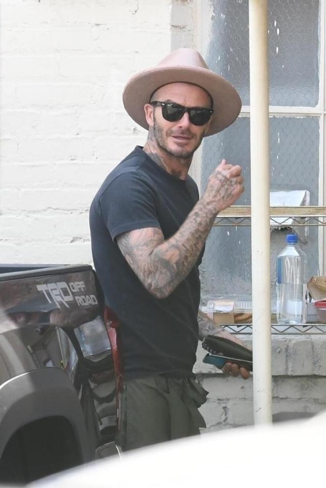  David rocked a stylish look in a wide-brimmed hat and sunnies