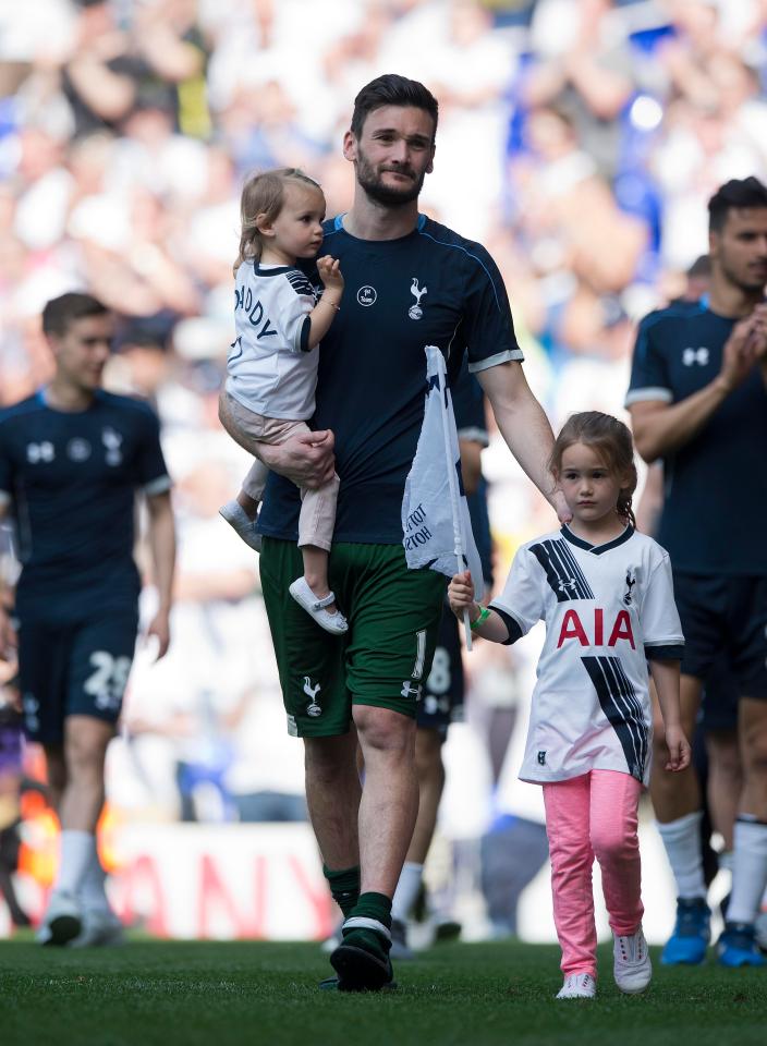  Hugo Lloris with his two children on the pitch in 2016