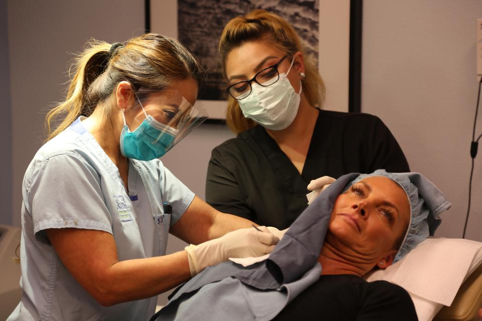  Dr Pimple Popper captured mid-surgery on Sandra Hampton in episode 3