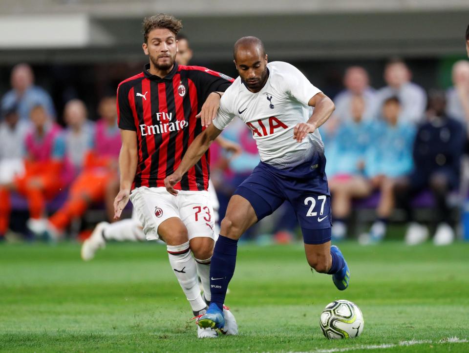  Lucas Moura holds off a challenge from Manuel Locatelli