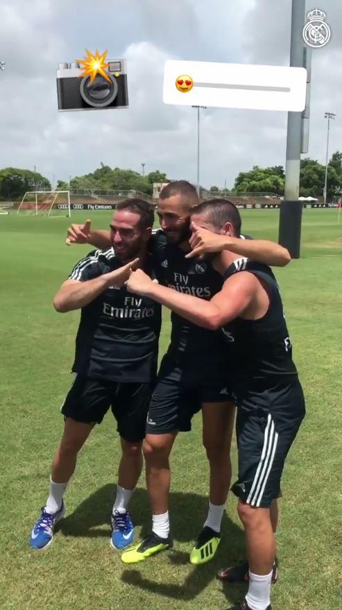  Karim Benzema, centre, enjoyed a photo opportunity with his team-mates