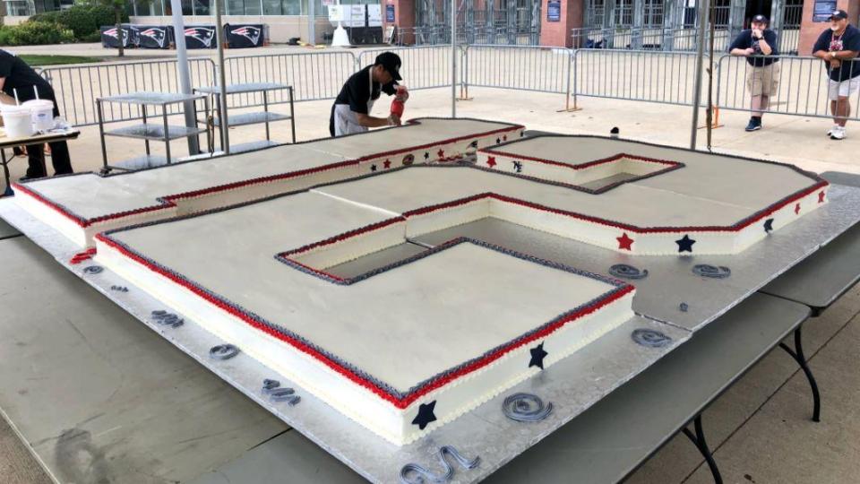  Tom Brady's birthday cake made from 2,000 eggs and weighing 900lbs