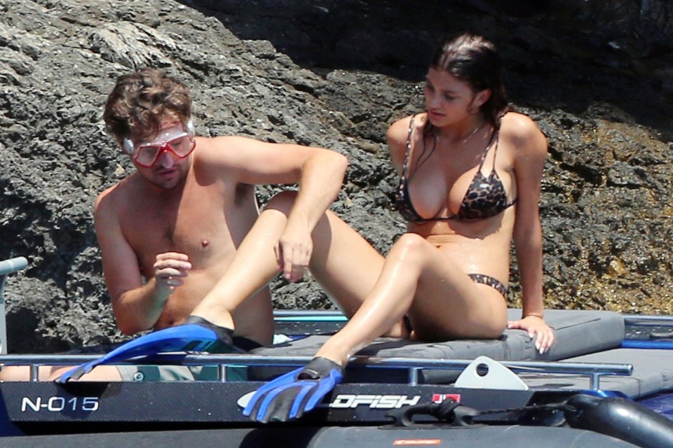 Leonardo was seen adjusts his girlfriend Camila’s flipper the day before