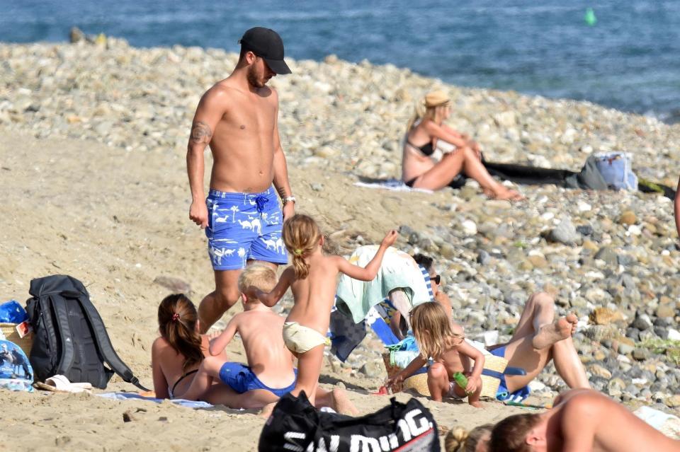  Eden Hazard lapped up the sunshine with his children on the beach