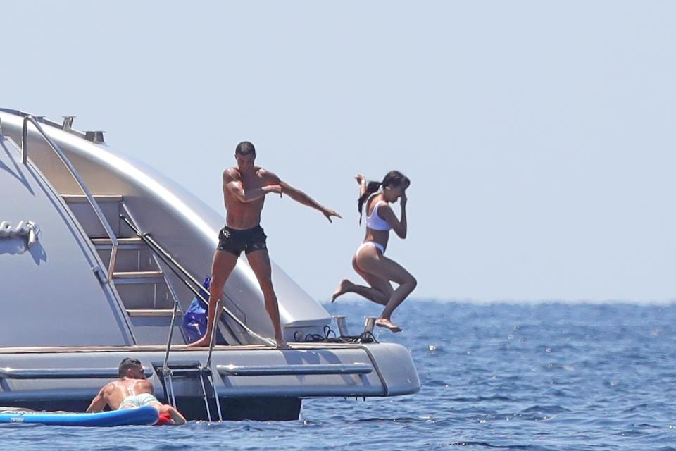  Cristiano Ronaldo pushes Georgina Rodriguez into the ocean