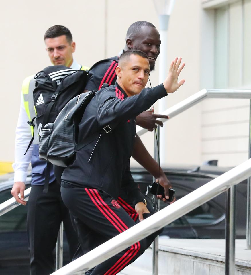  Alexis Sanchez gave fans a wave as he headed into the team meeting