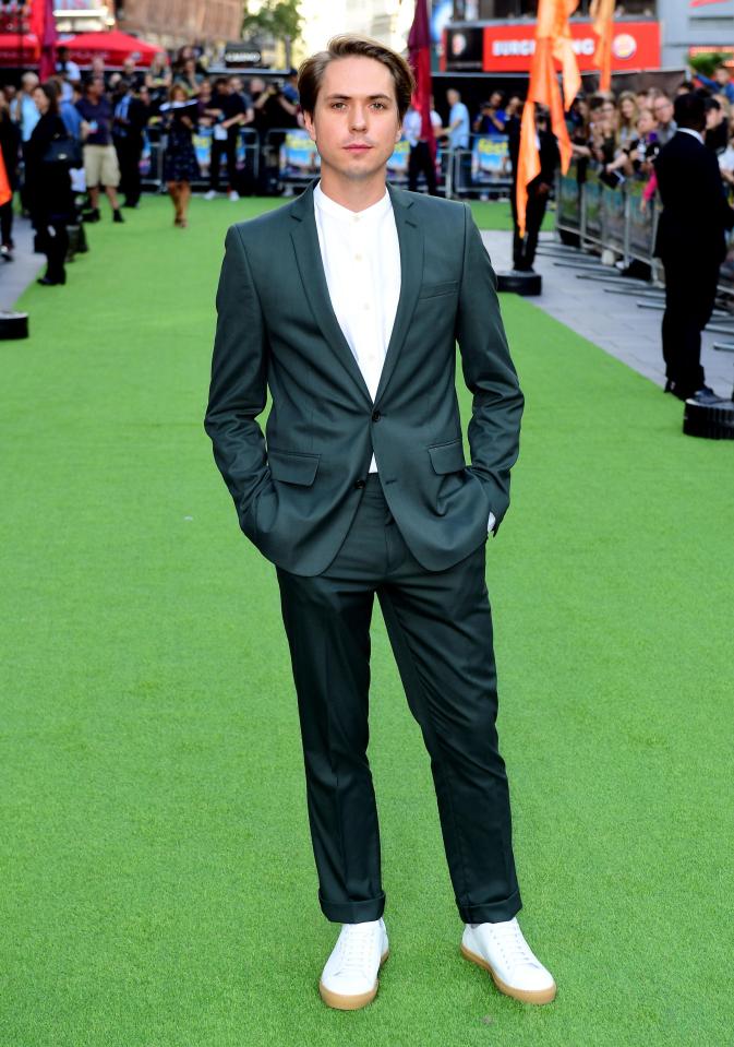  Inbetweeners star Joe Thomas looked dapper in a green suit