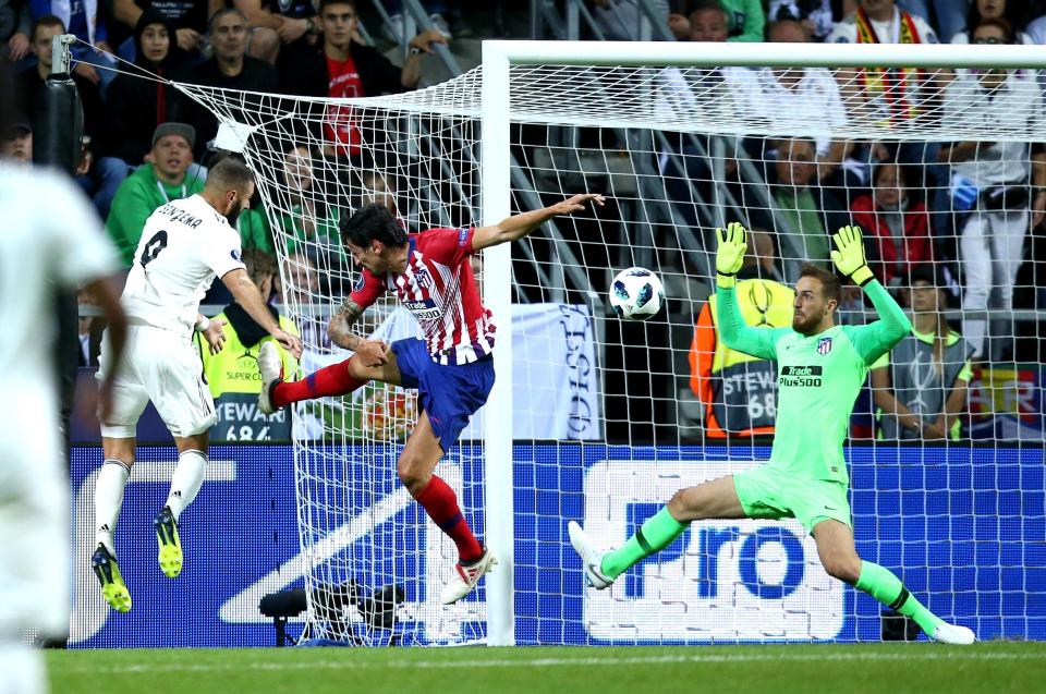  Karim Benzema nods Gareth Bale's brilliant deep cross home for the equaliser