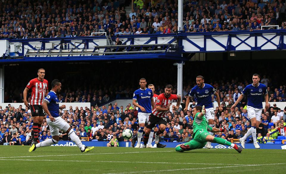  Theo Walcott scored Everton's first against Southampton after a well-drilled free-kick