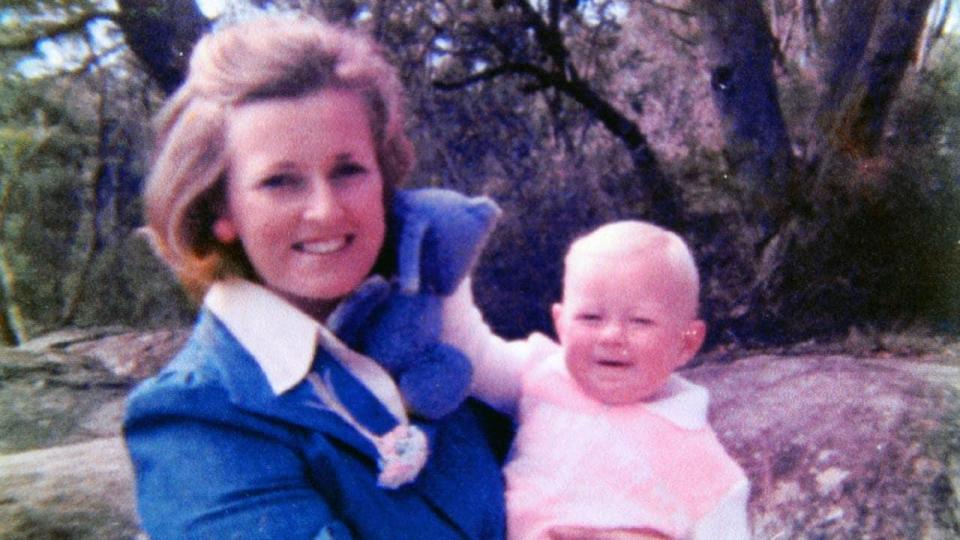  Housewife Lyn Dawson with her baby daughter Shanelle in Australia