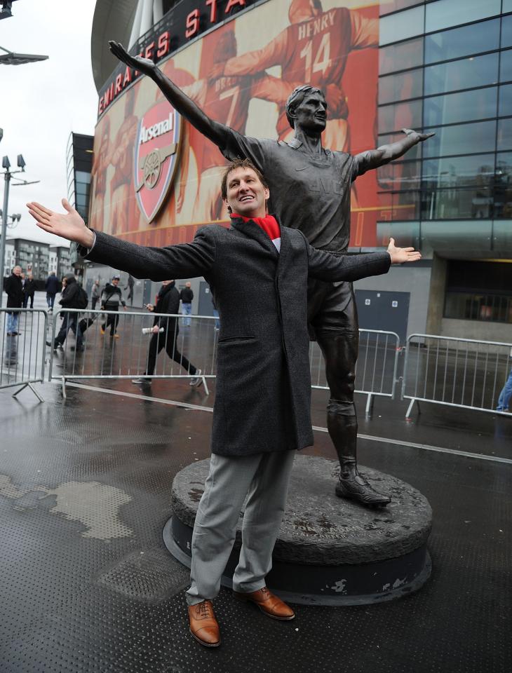  In 2011, Arsenal marked their 125th anniversary by building a statue of Adams