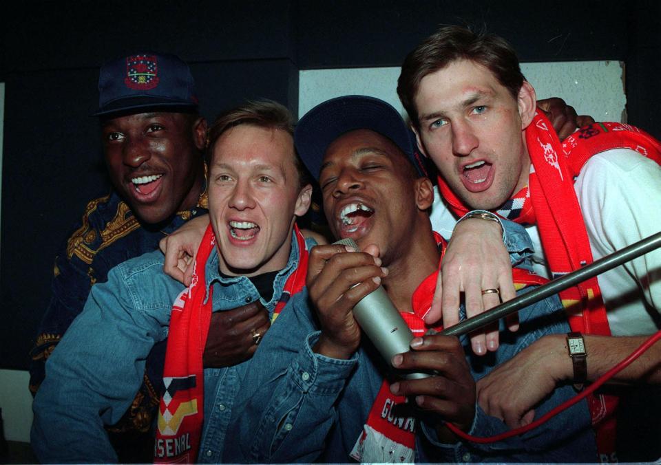  Arsenal record their FA Cup final song, 'Shouting For The Gunners'