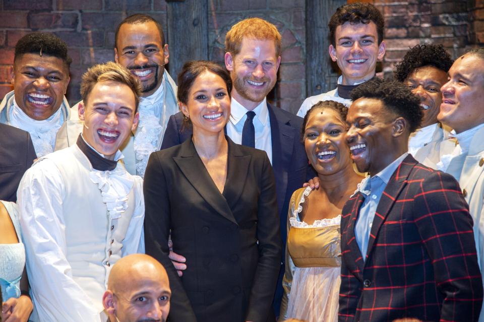  Meghan Markle and Prince Harry beam while giggling with the cast