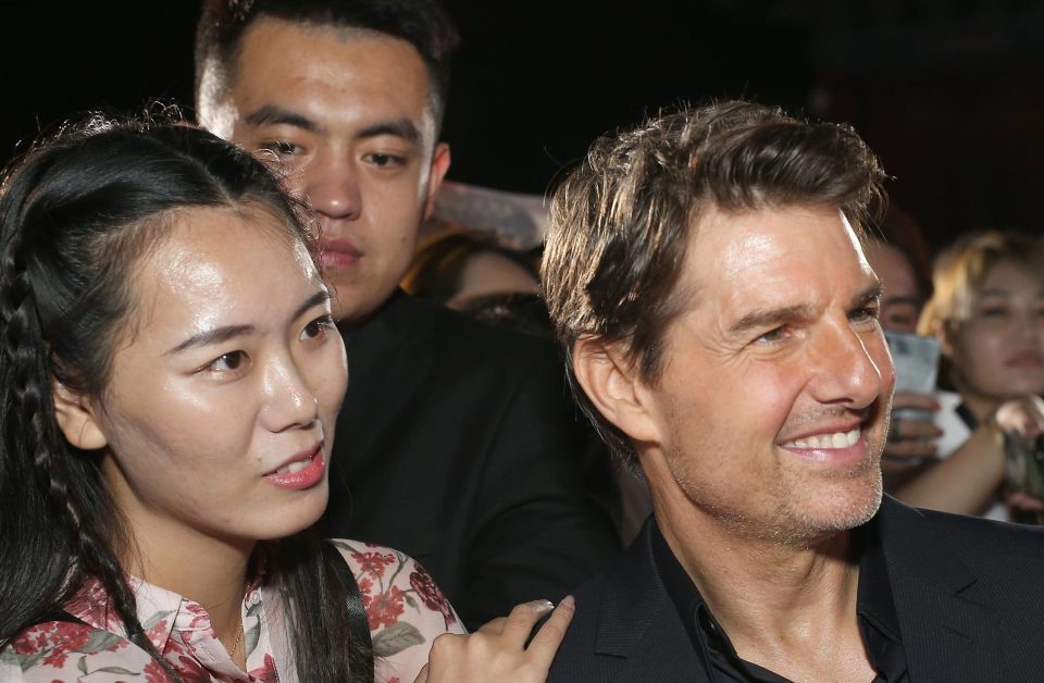  Tom Cruise poses with fans before the premiere of Mission: Impossible - Fallout at the Ancestral Temple in Beijing