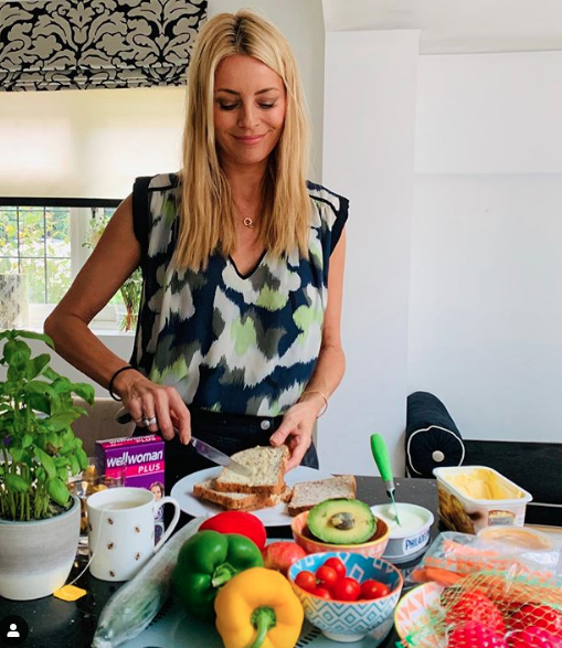  Tess' veg-packed kitchen features a black granite worktop with matching black patterned blind