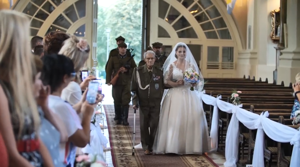  A Polish WWII veteran has sadly died - just days after walking his granddaughter down the aisle