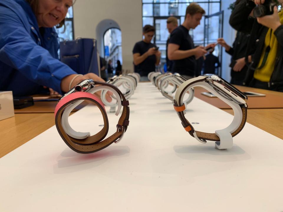  The Apple Store was also offering brand new Apple Watch Series 4 smartwatches