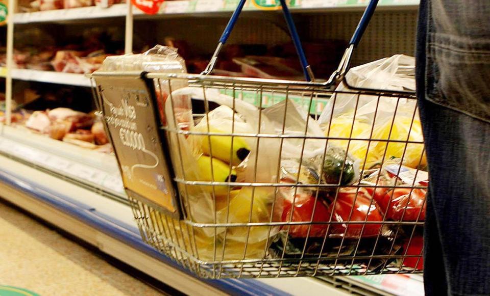  Supermarket left-over food will be given to the poor