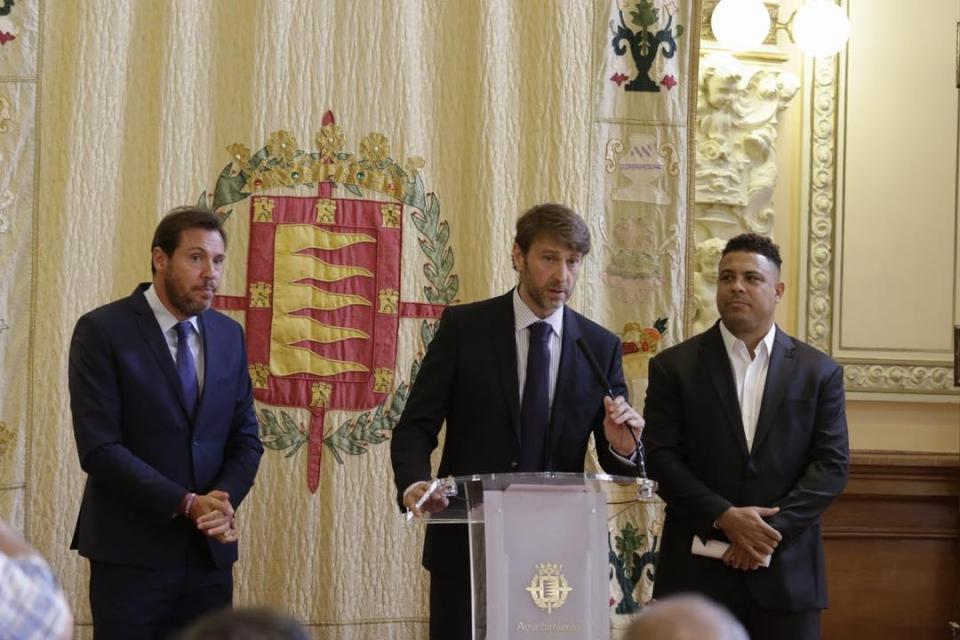  Ronaldo confirmed that Carlos Sanchez, left, would remain as Real Valladolid president