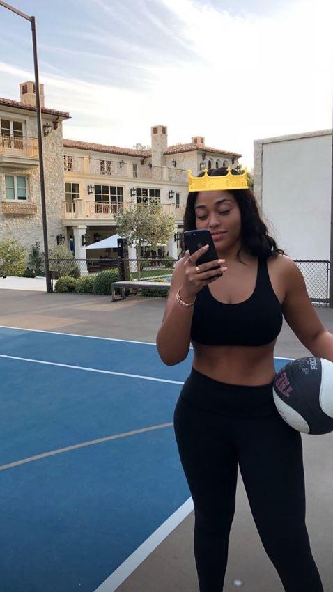  Kylie offered a closer look at the tennis court