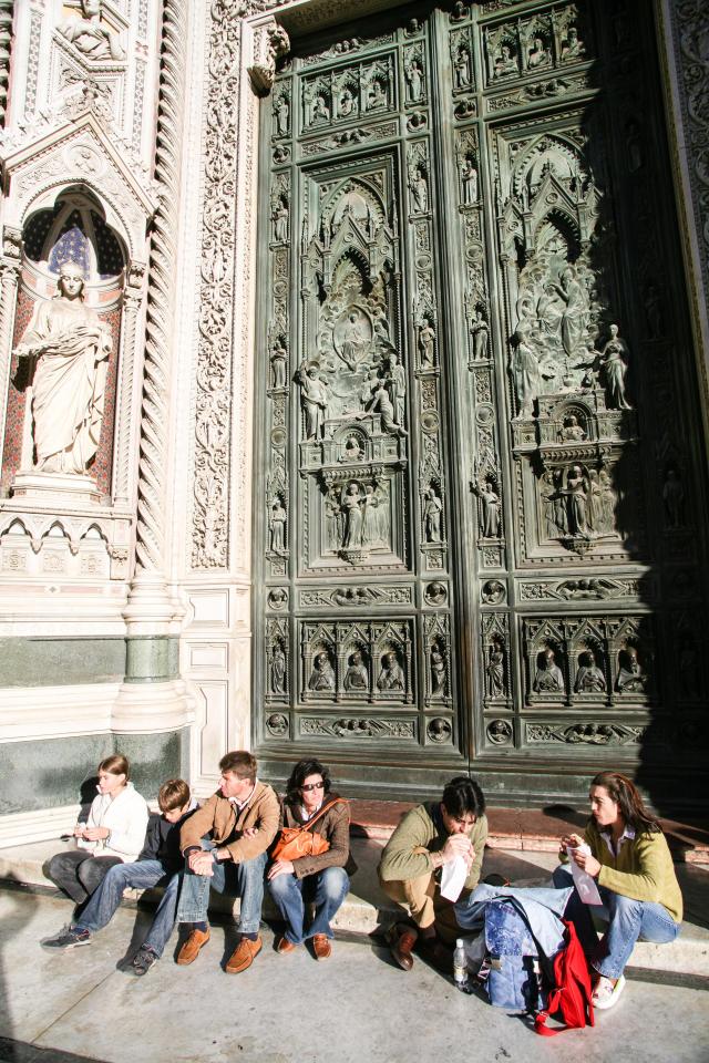  Tourists who picnic on the streets of Florence will now be slapped with fines of between €150-€500