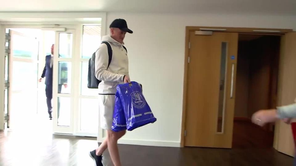  Jordan Pickford, complete with his Everton carrier bags, joined up for England training