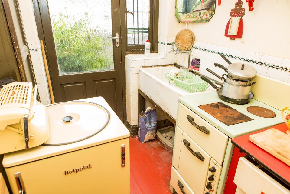  Aaron's electric cooker was one of the first of kind which he still uses to make food 'the old fashioned way'