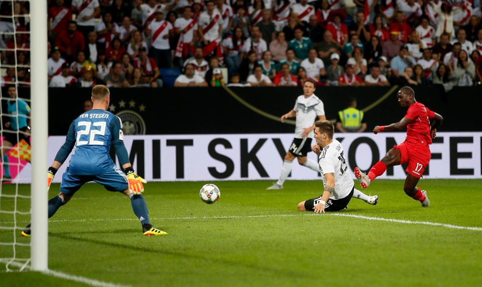  Luis Advíncula, right, gave Peru a first-half lead