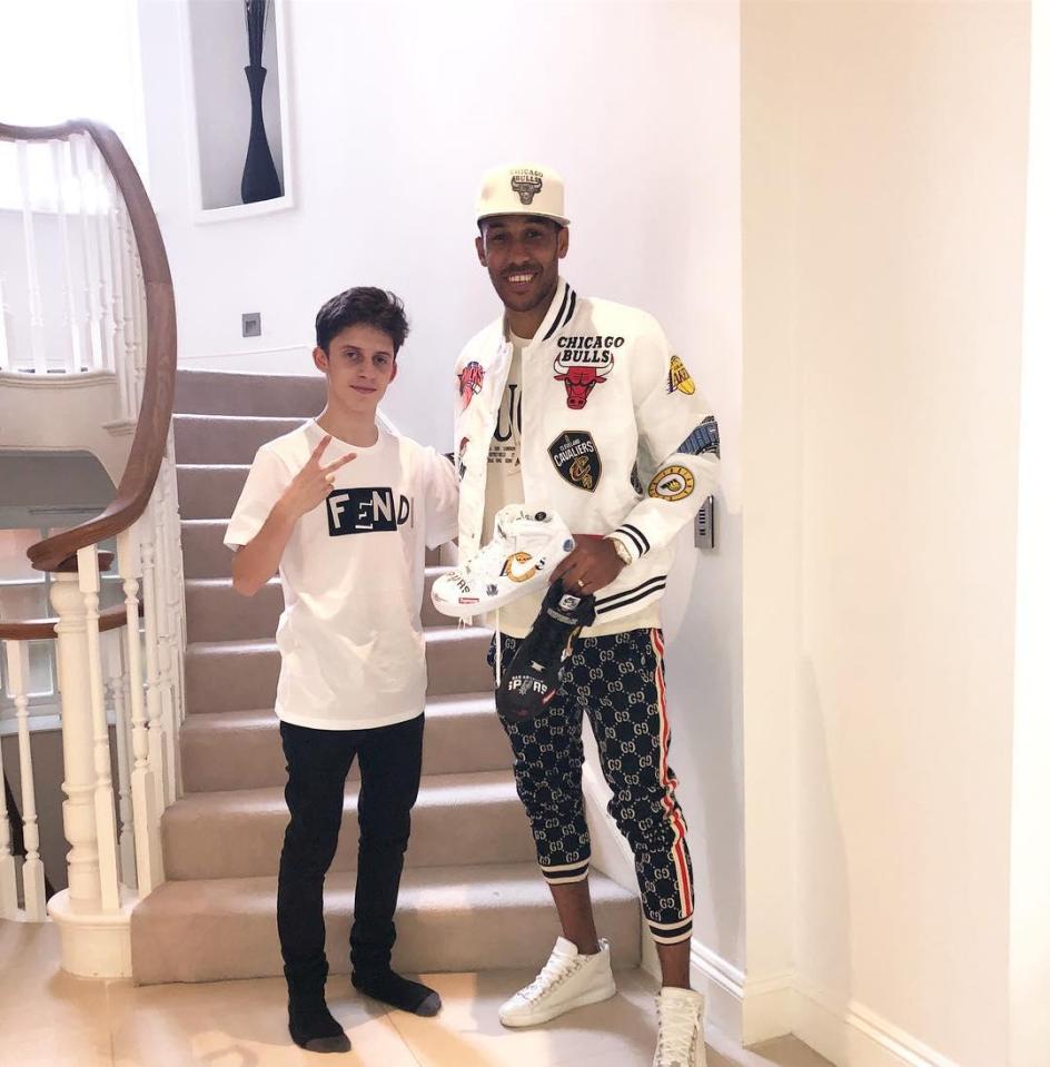  Pierre-Emerick Aubameyang poses with Sam Morgan at his home