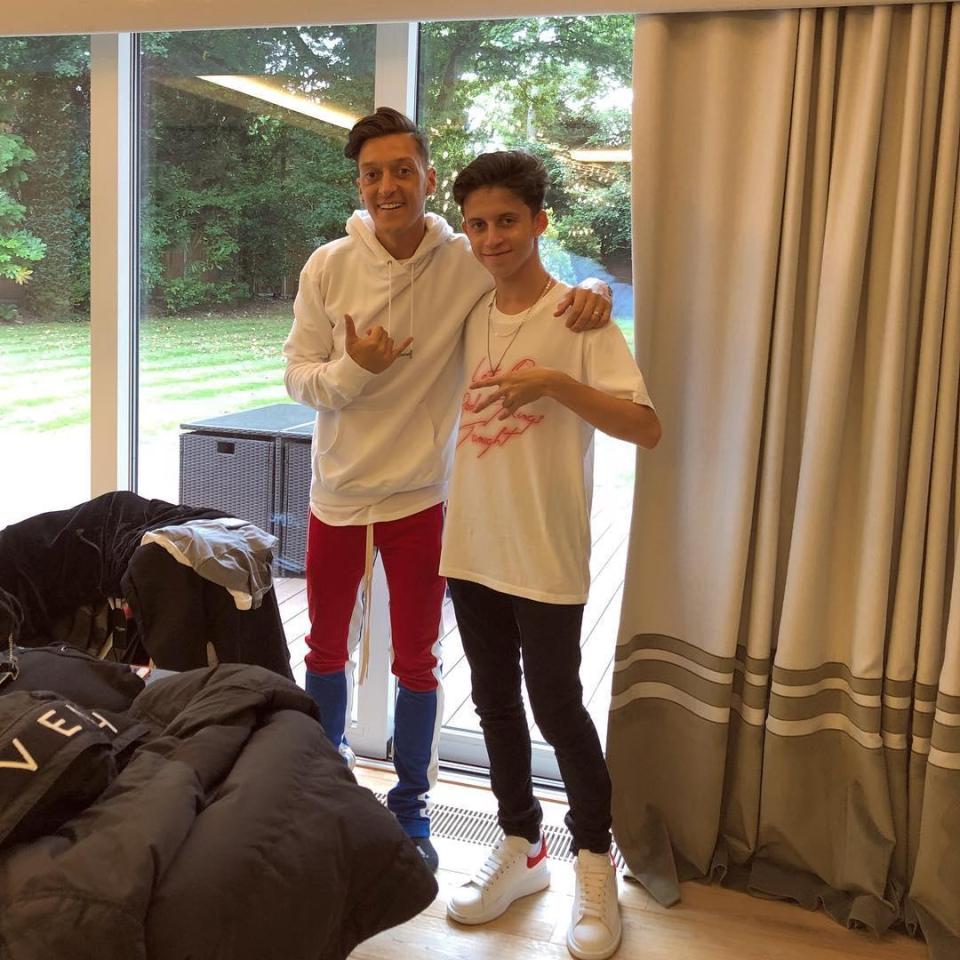  Mesut Ozil shops with SM creps