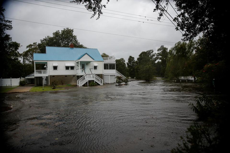  Water from Neuse River floods houses as Hurricane Florence comes ashore in New Bern, North Carolina