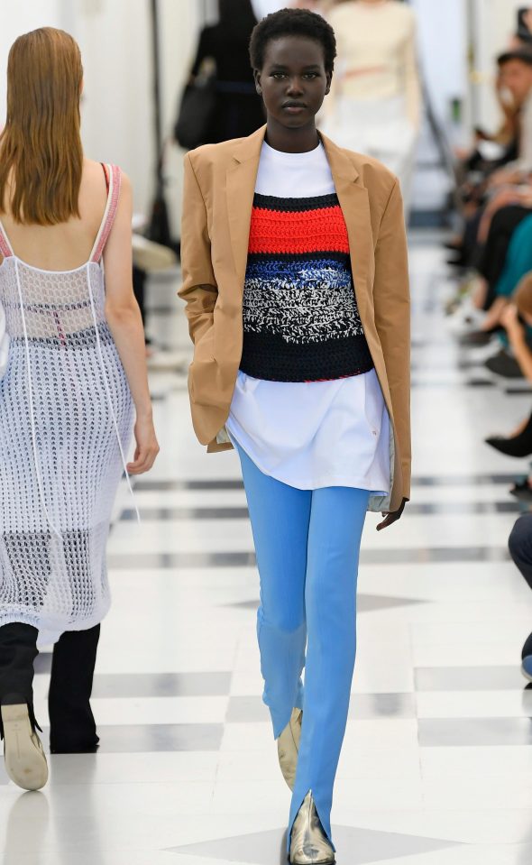  Victoria Beckham paired a classic camel boat with a pair of bright blue leggings for an electrifying spring ensemble